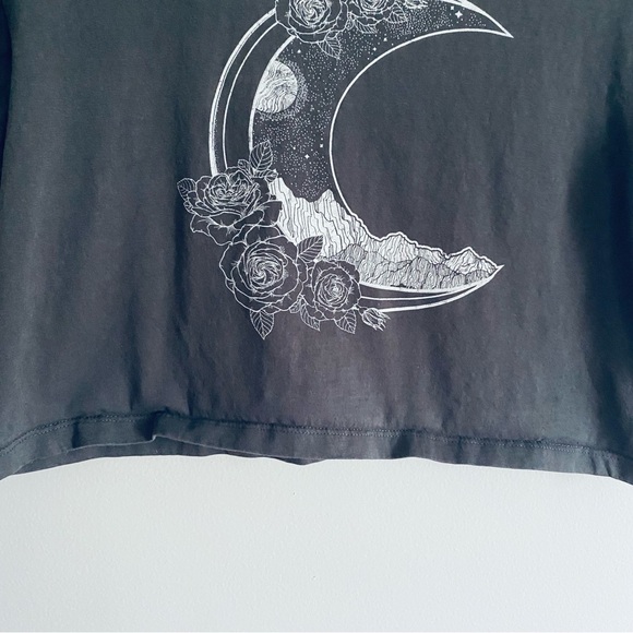 Forever 21 Women's Gray & White Moon Graphic Cropped Short Sleeve T Shirt Small - Picture 4 of 10